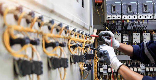 Professional Electrician technician working in Evansville, IN
